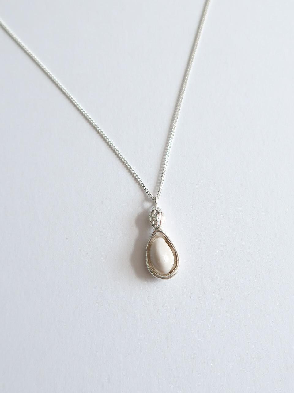 DOL Peanut pendant necklace (DOL lily)