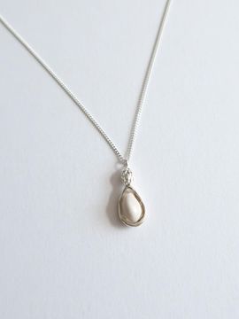 DOL Peanut pendant necklace (DOL lily)