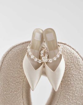 Dolce Vita Dolce Vita Kanika Bridal pointed toe heeled mules with faux-pearl strap in ivory satin-White