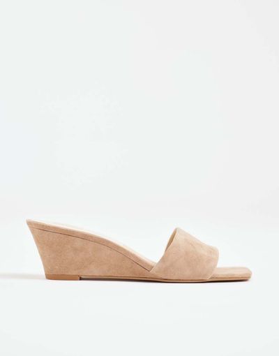 Dolce Vita Dolce Vita Qaily low wedge heeled mules in camel suede-Neutral