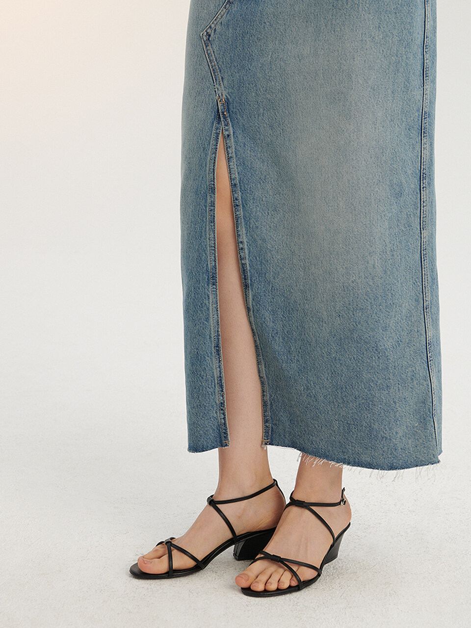 dough Thin Strap Sandals_Black