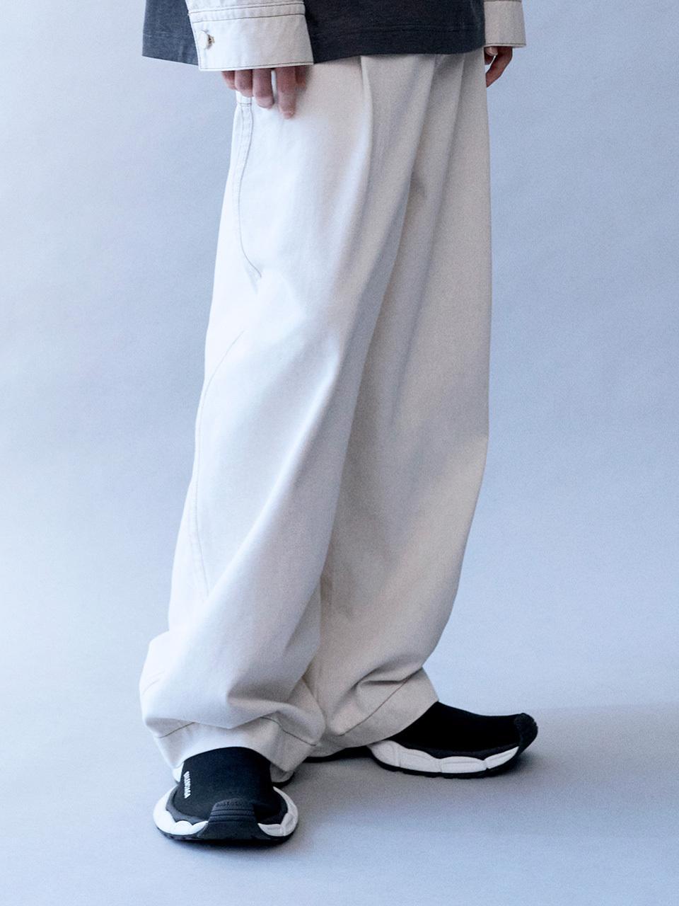 DTHIRTYONE Contrast Stitch Curved Denim Pants (WHITE)