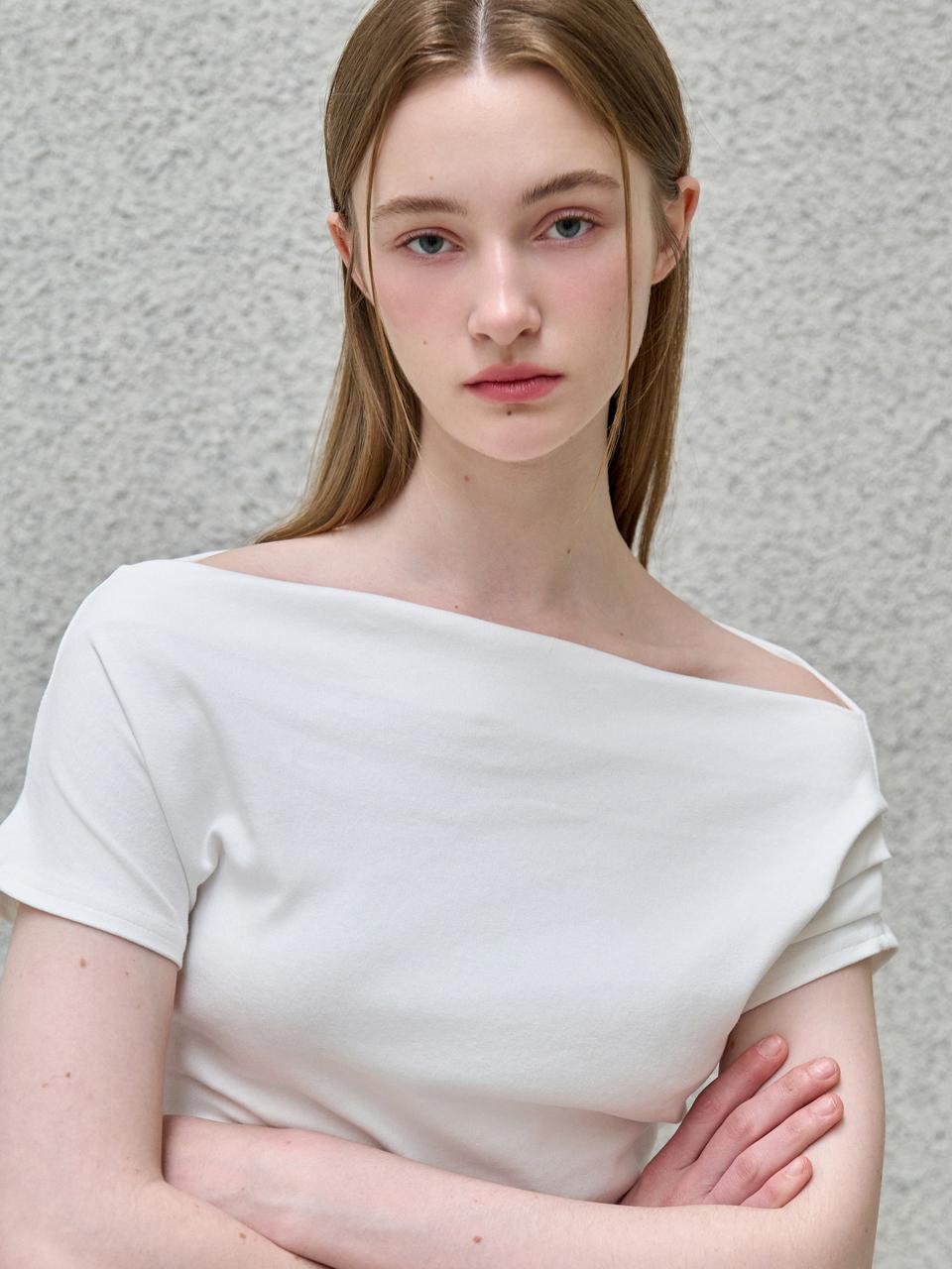 EIGHT DAYS A WEEK Off Shoulder Short Sleeve T-shirt