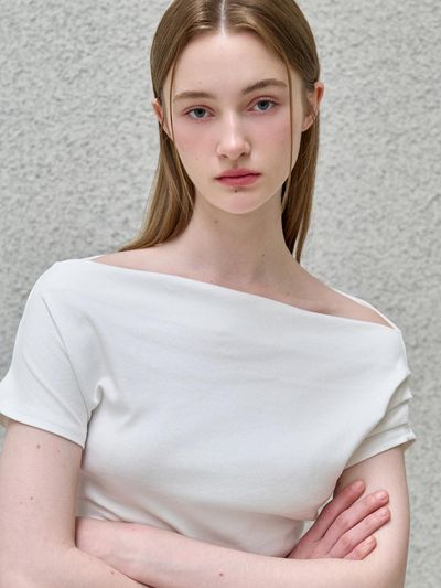 EIGHT DAYS A WEEK Off Shoulder Short Sleeve T-shirt