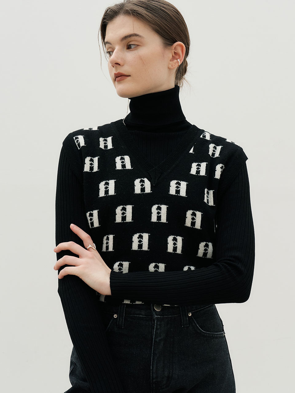 Et demain hier et demain Logo V-neck Knit Vest_Black