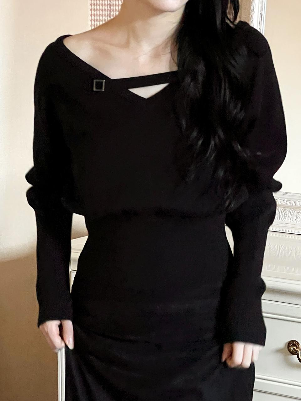 EVMOIU Two-way V-neck Off-shoulder Metal Accent Sweater [Black]