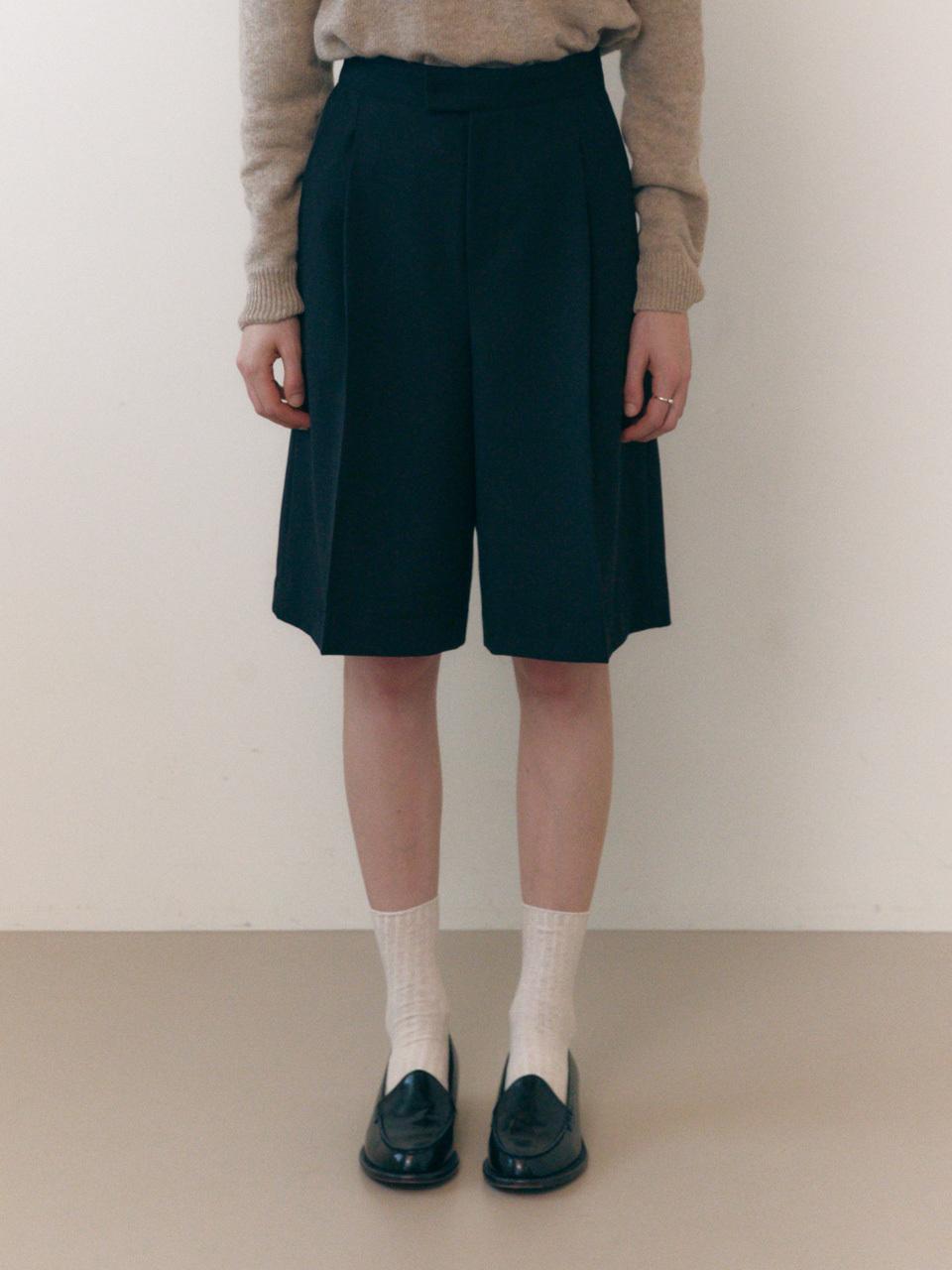 Fabricology Tuck wide bermuda pants_Black