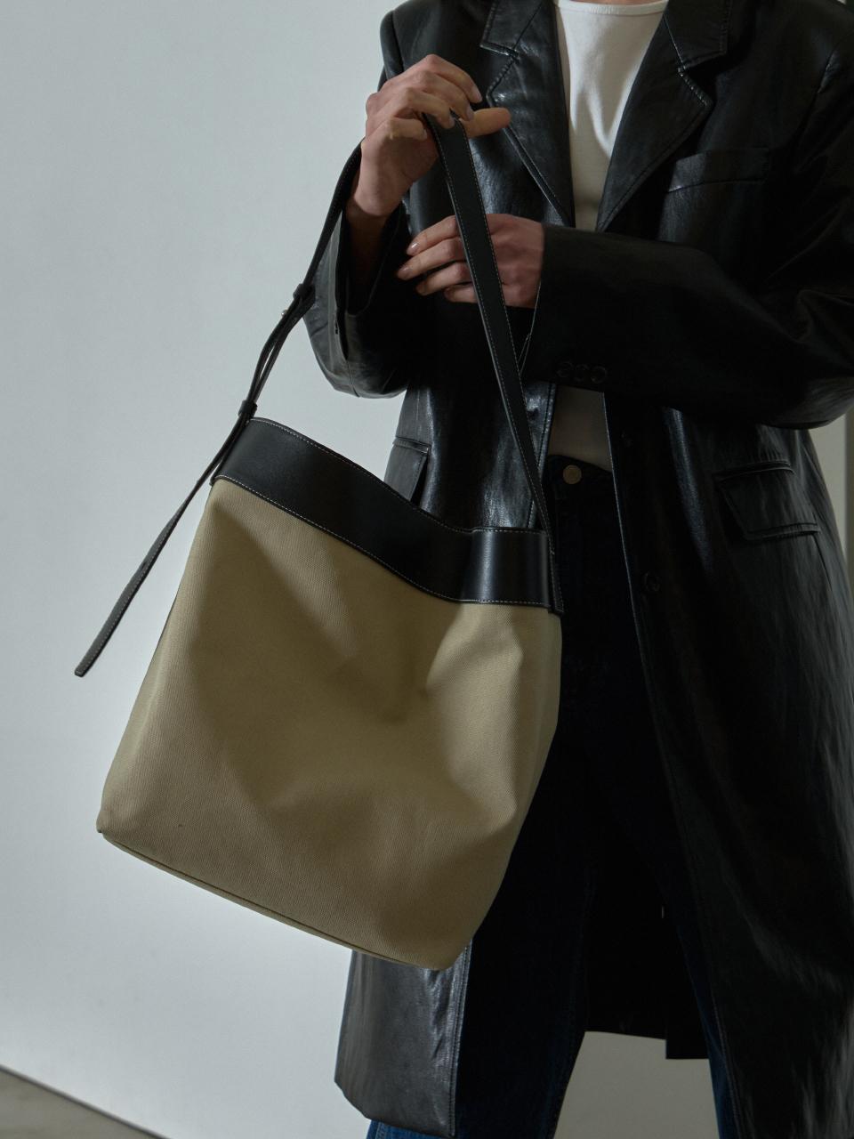 FACADE PATTERN Langue Big Shoulder Bag [Black]