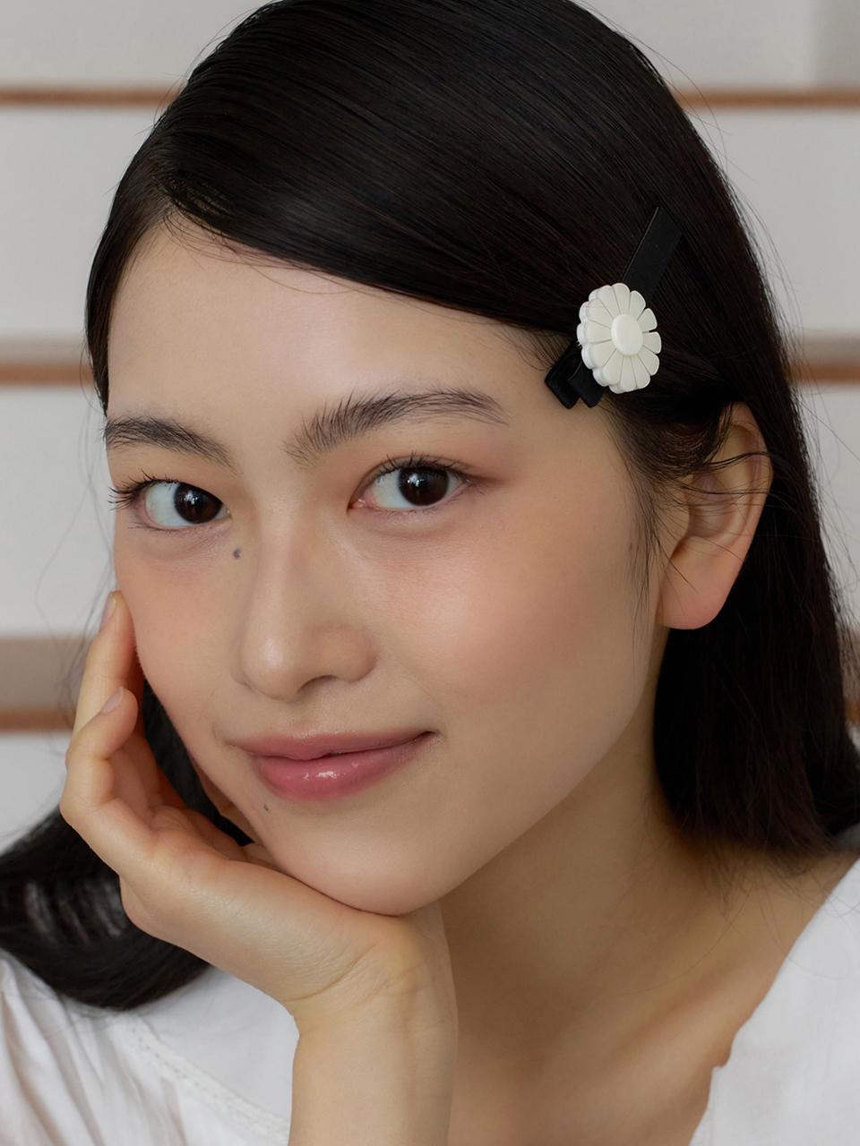 FANTASTIC PLANET Delicate Satin-Wrapped Daisy Hair Pin [WHITE]