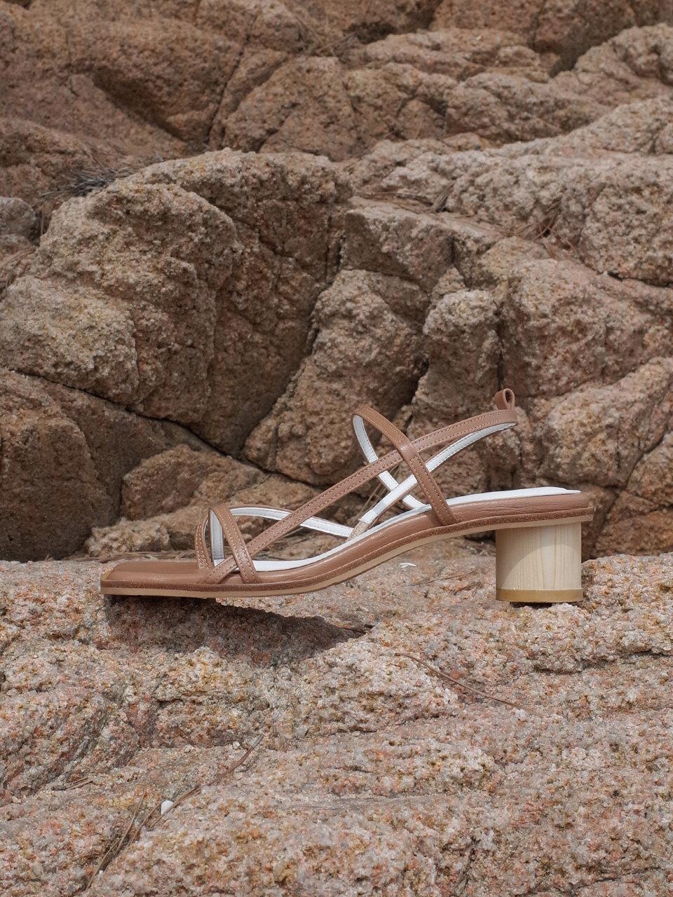 february second Flip-Flop Strap Sandals Camel