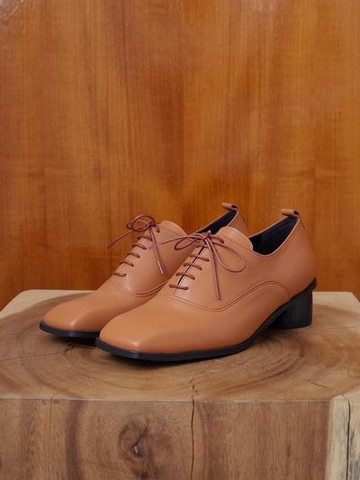 february second Square Oxford Caramel