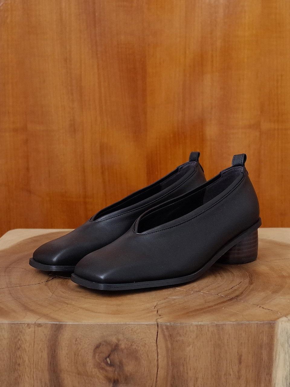 february second Square V Pumps Black