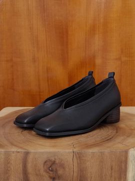 february second Square V Pumps Black