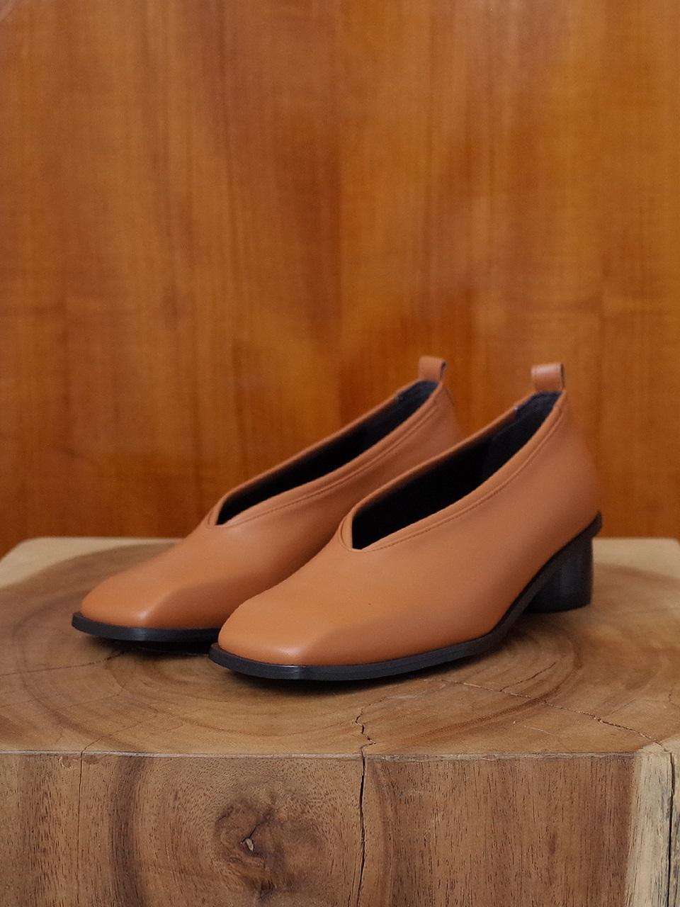 february second Square V Pumps Caramel