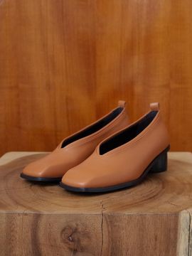 february second Square V Pumps Caramel