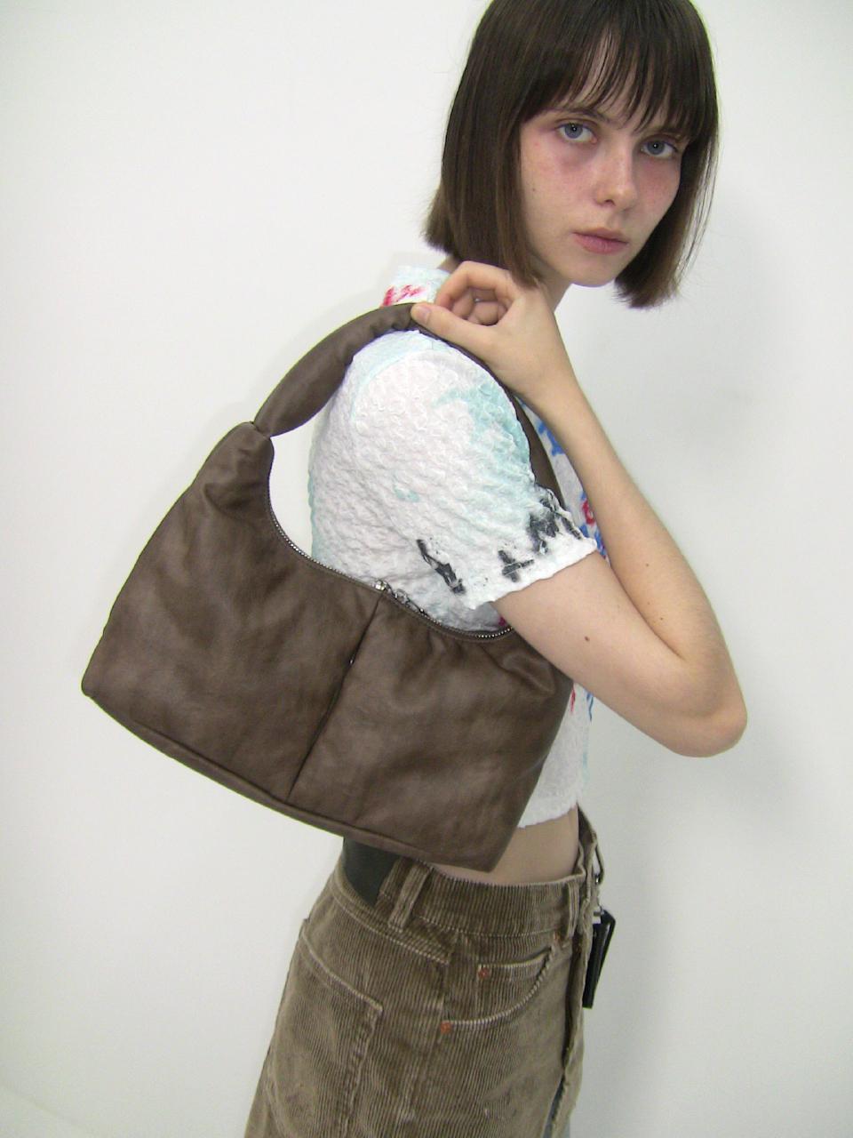 FILLINTHEBLANK Soft Basket Hobo Bag (S) (brown)