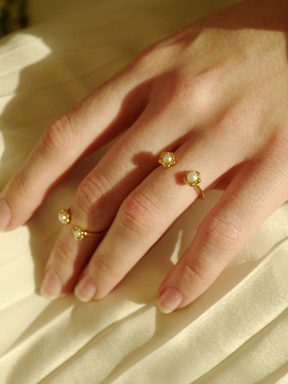 fiore Sterling Silver Pearl Daisy Ring