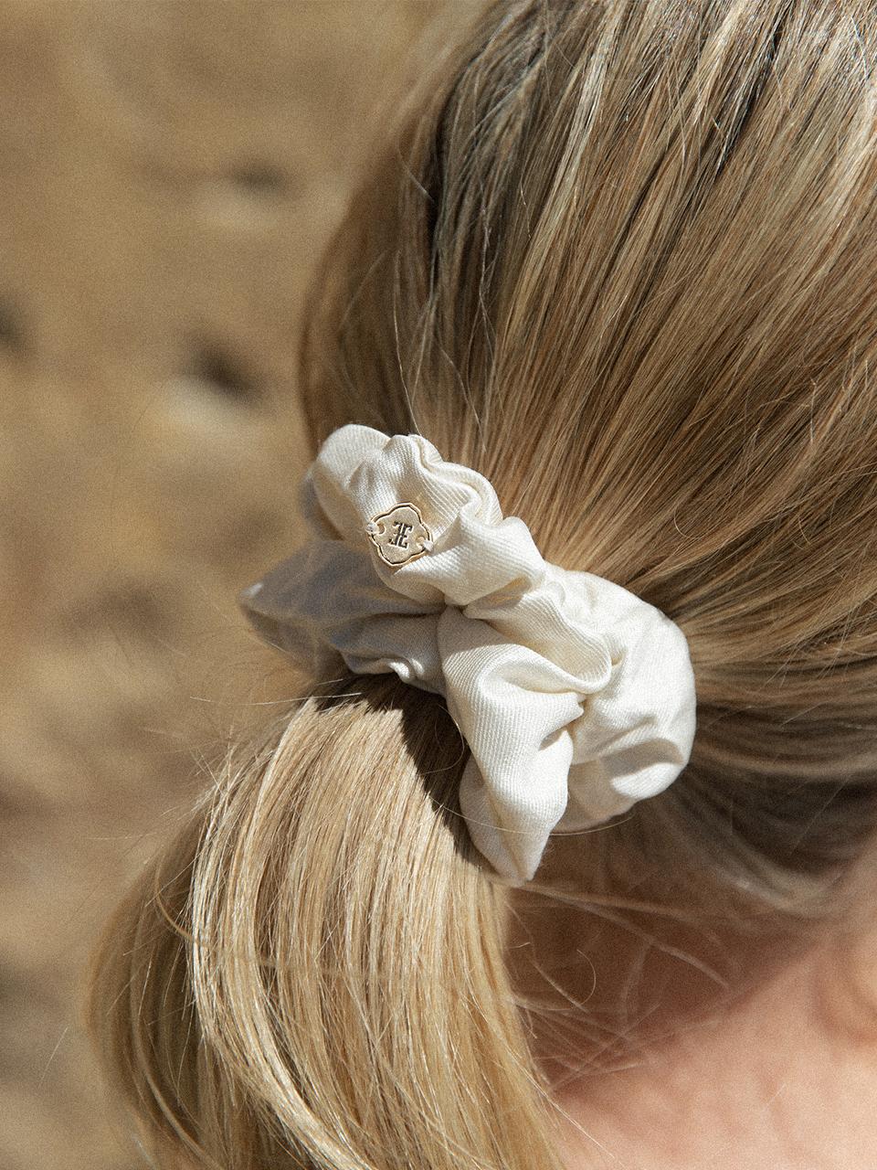 FOLNUA Silk Handcrafted Clover Hair Scrunchie [beige]