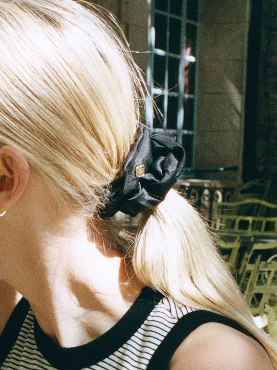 FOLNUA Silk Handmade Clover Hair Scrunchie [BLACK]