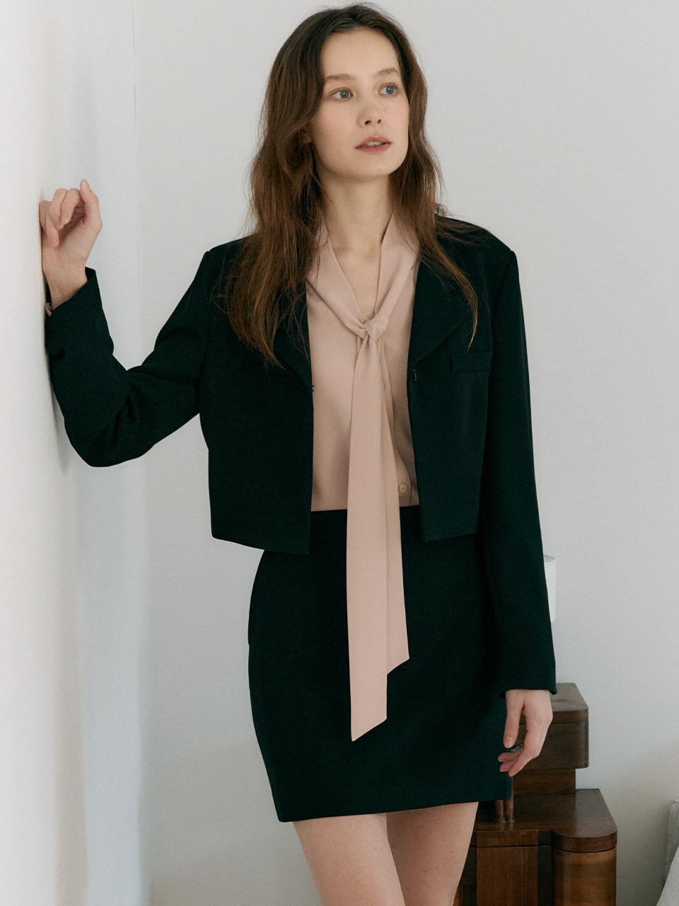 FRONTROW [Drama Signature] Cropped Tailored Blazer