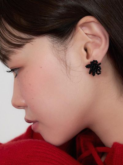 geegee Beaded Floral Delicate Earrings [Black]