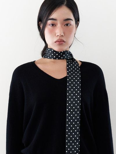geegee Silky Polka Dot Long Scarf [Black]