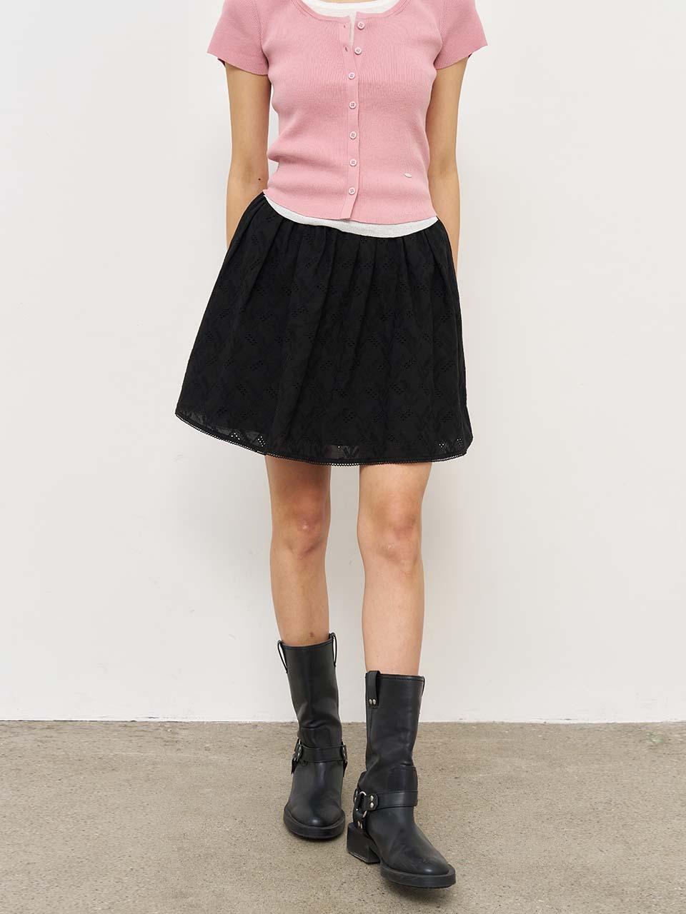 GENERAL IDEA Lace Volume Embroidered Mini Skirt [BLACK] (WBE2L13515)