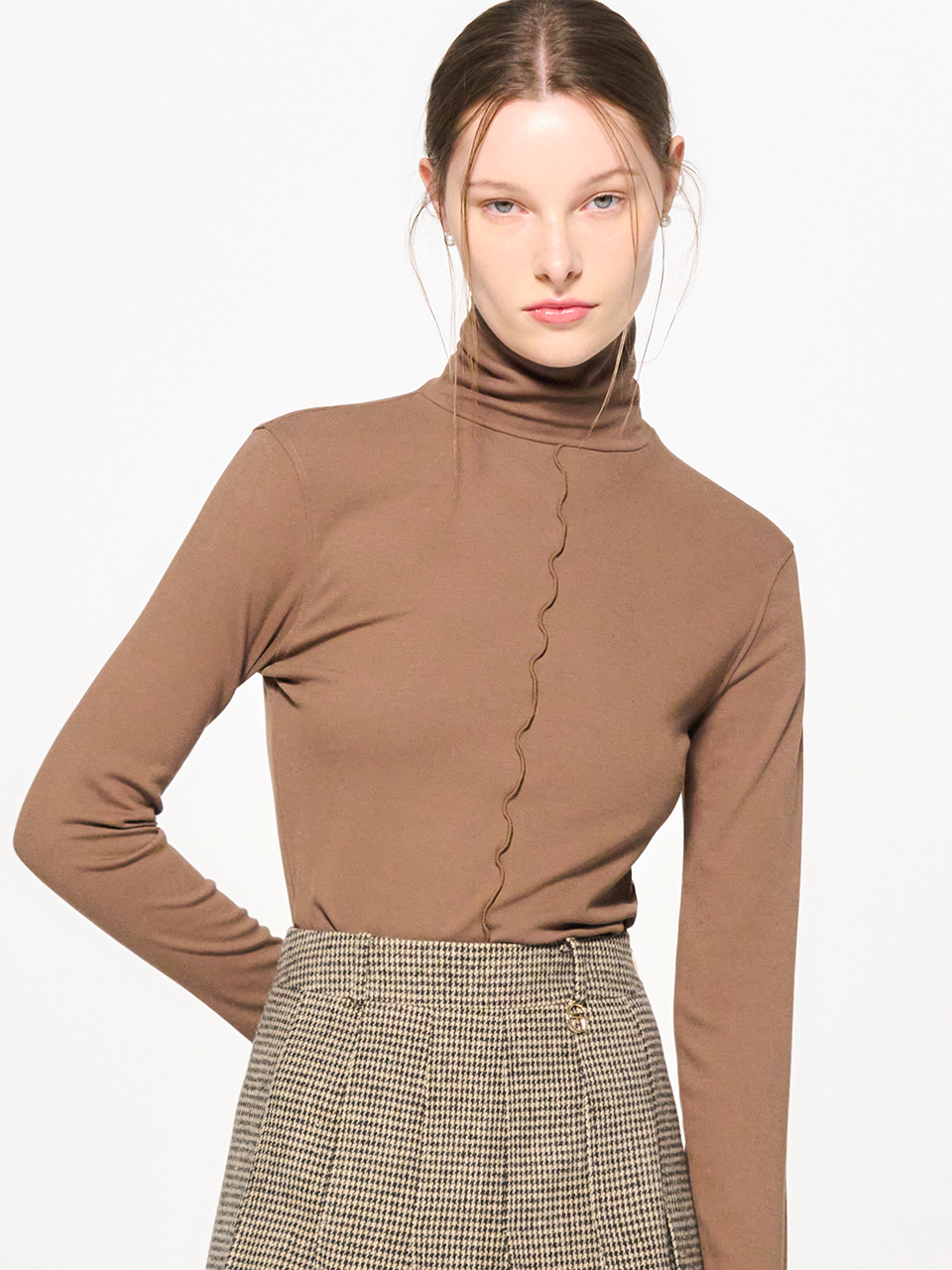 GENERAL IDEA Woman Napping Stitch Turtleneck T-Shirt