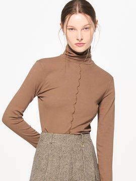 GENERAL IDEA Woman Napping Stitch Turtleneck T-Shirt