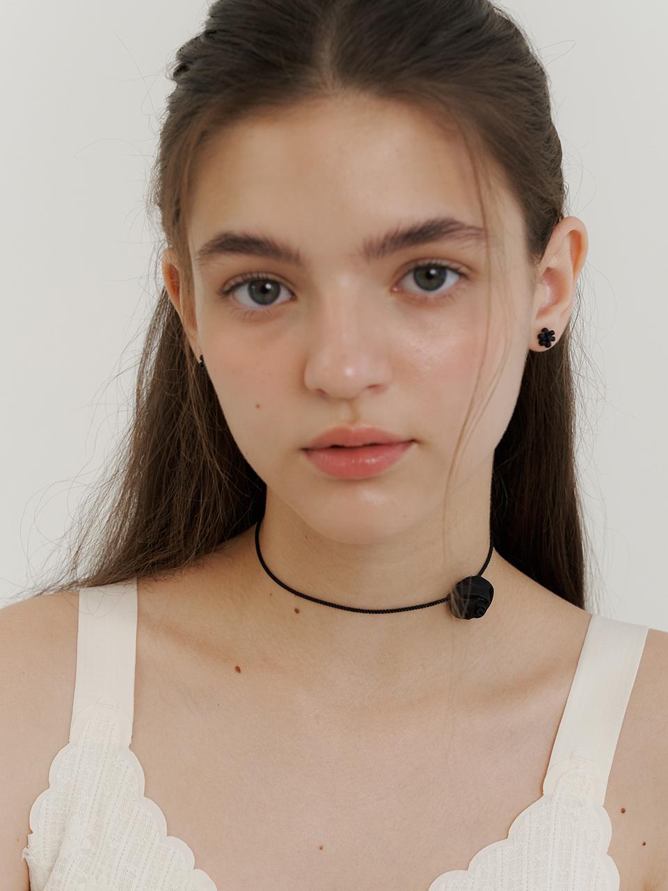 GETMEBLING Nigra Rosa Necklace