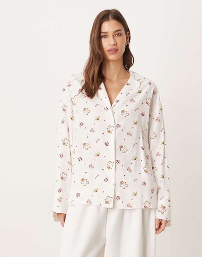 GINA TRICOT Gina Tricot long sleeve flannel pajama shirt in white/Christmas print