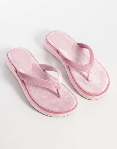 Glamorous Glamorous velvet flip flops in pink