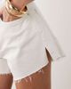 Good American Good American vintage mid rise longline denim shorts in white - 4