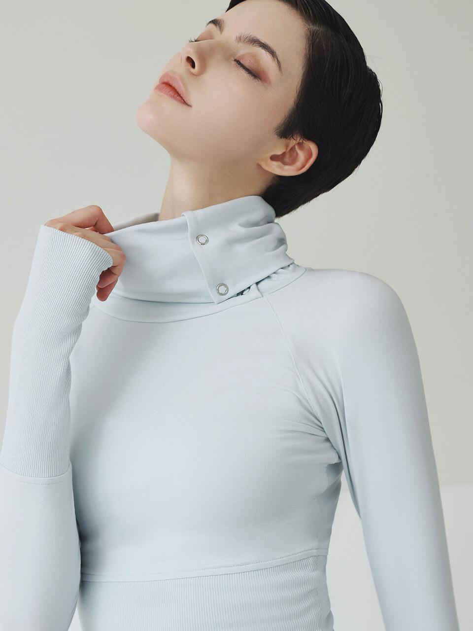 GRANDE LINE Open High-Neck Long Sleeve Yoga