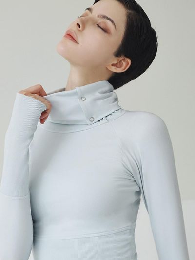 GRANDE LINE Open High-Neck Long Sleeve Yoga