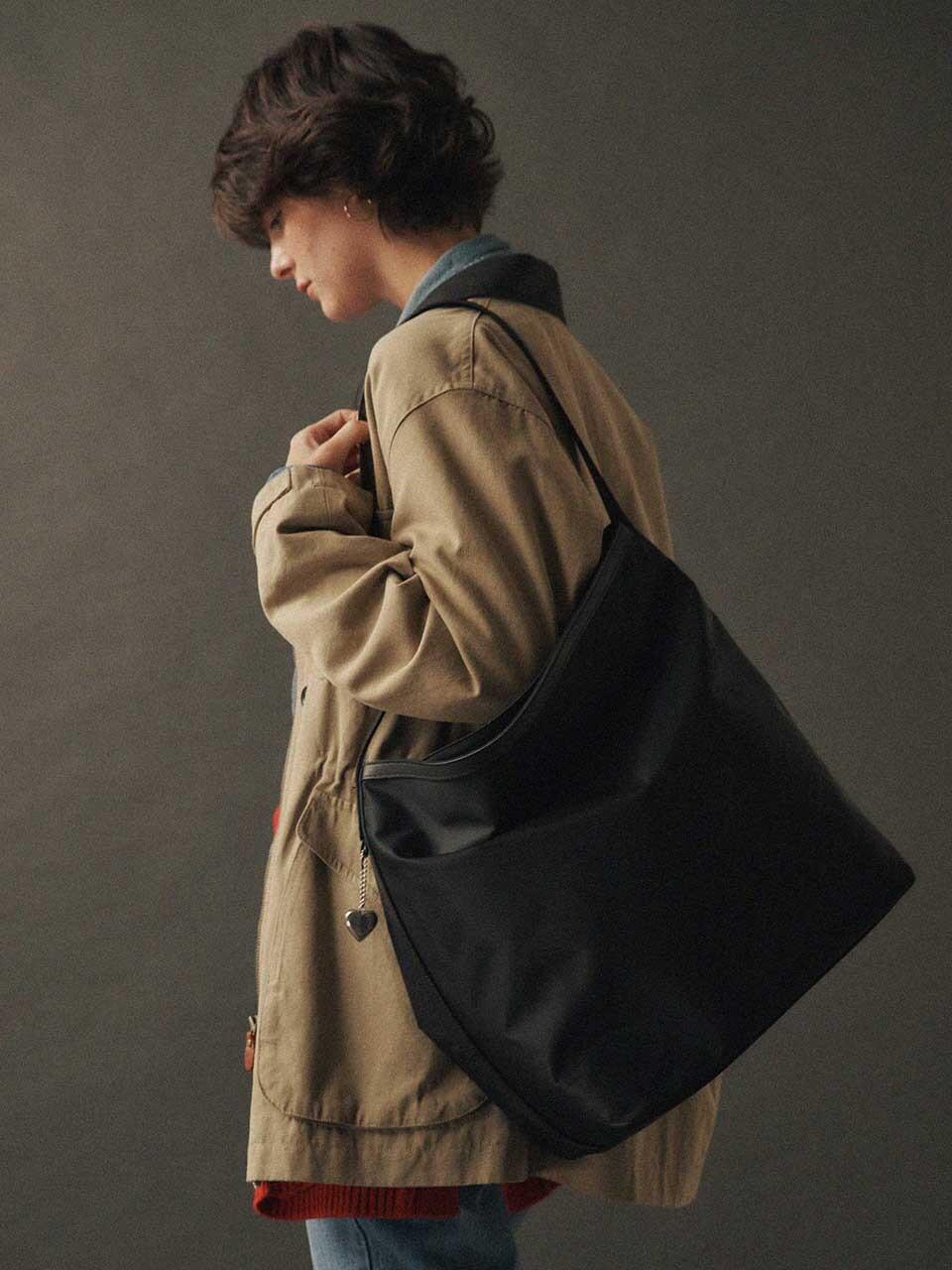 Gumi 7th) Bulky shoulder bag_L size, black