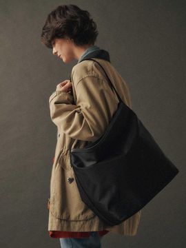 Gumi 7th) Bulky shoulder bag_L size, black