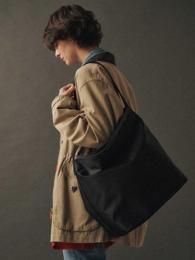 Gumi 7th) Bulky shoulder bag_L size, black