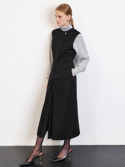 HACIE ONE BUTTON DETAIL SLEEVELESS DRESS [BLACK]