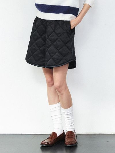 HACIE POCKET DETAIL QUILTED SHORT PANTS [BLACK]