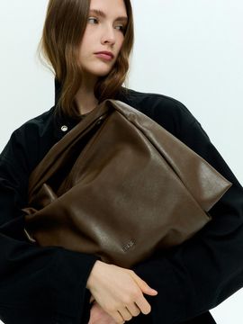 HACIE TWIST STRAP LEATHER BIG BAG [BROWN]