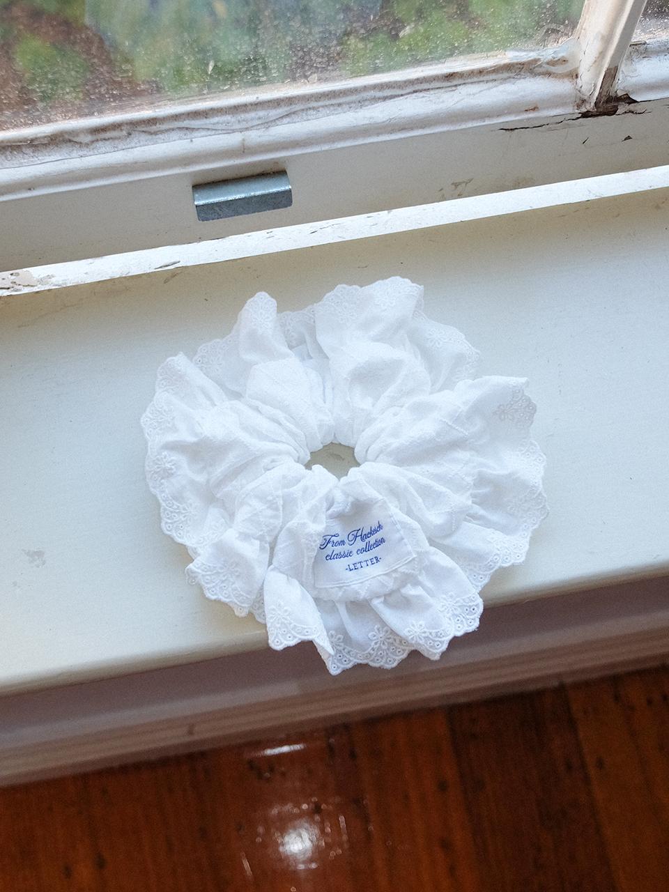 Hackesch Jasmin Scrunchie [White]