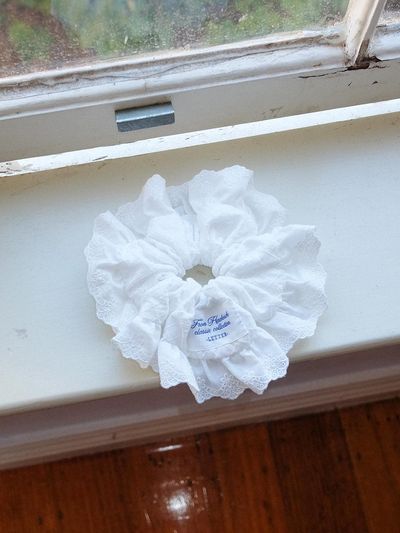 Hackesch Jasmin Scrunchie [White]