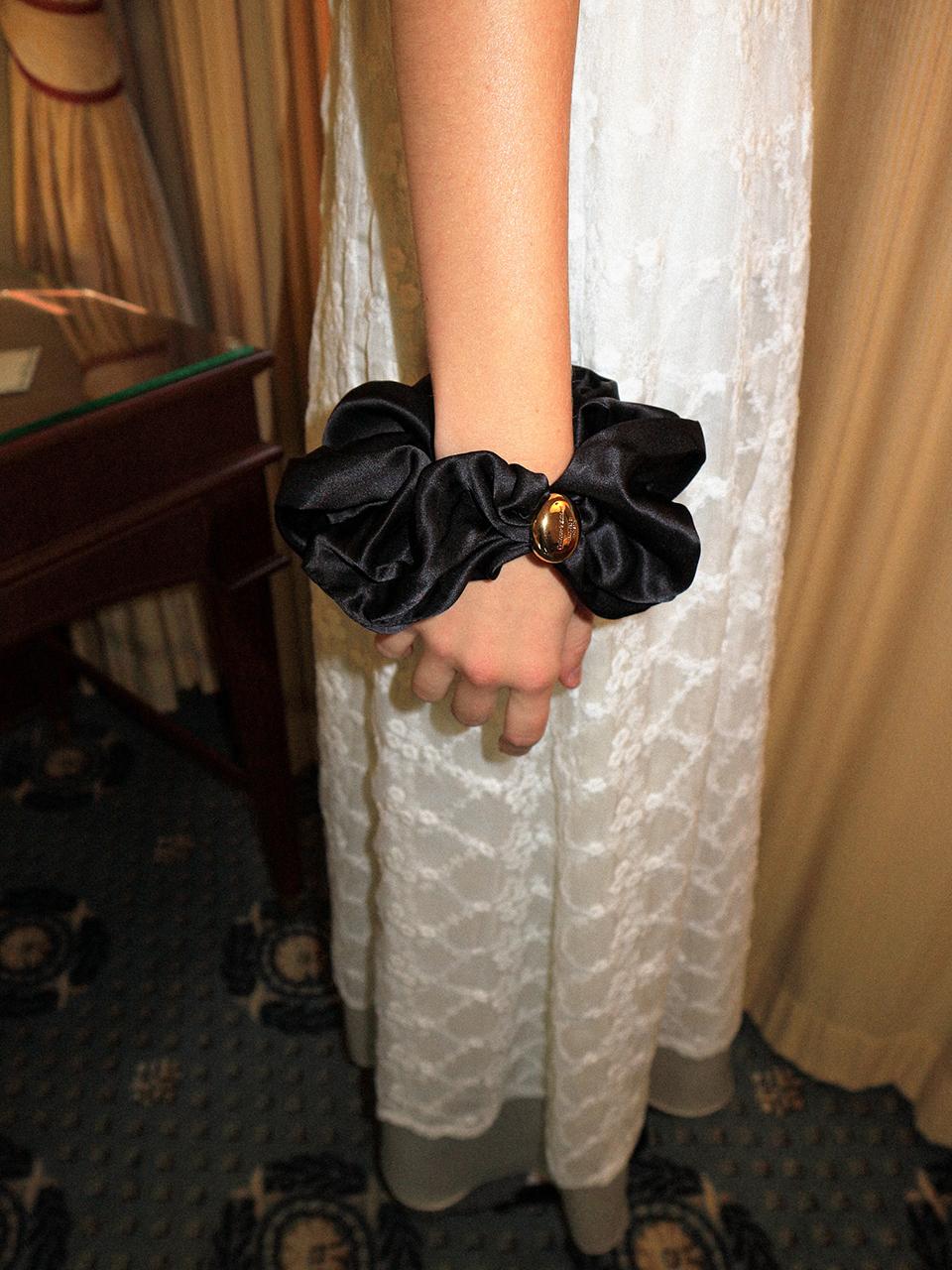 Hackesch Silk Scrunchie_Black