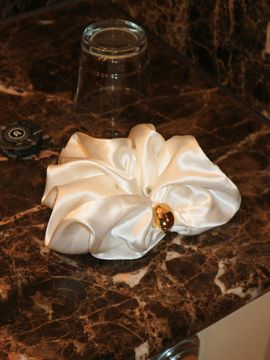Hackesch Silk Scrunchie_White Cream