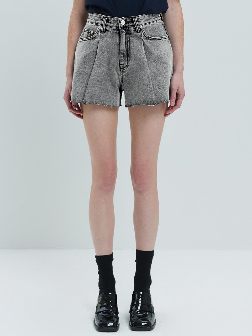 HAE BY HAEKIM Pleated Denim Shorts - Gray