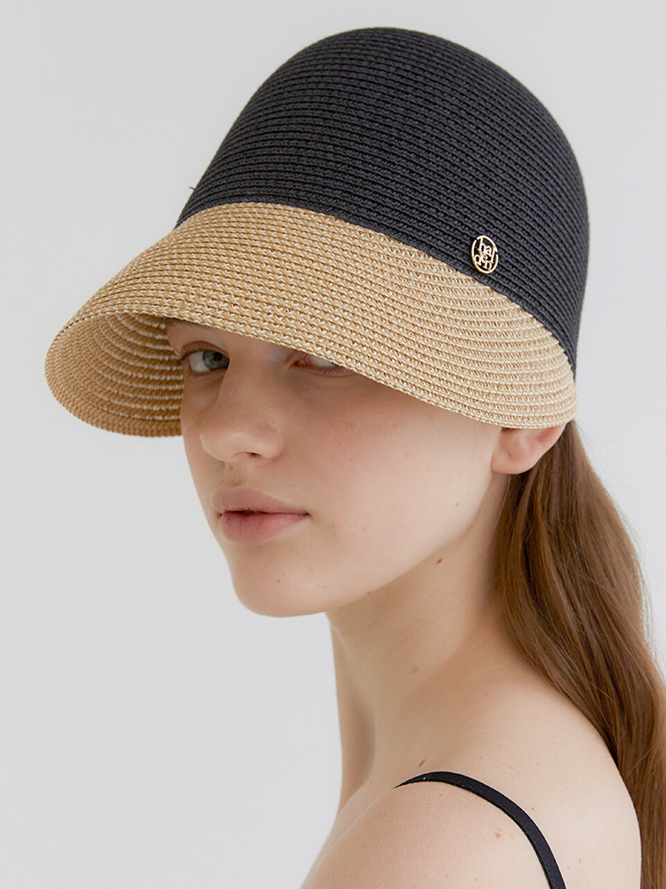 halden Basic Logo Pendant Raffia Cap_Black Beige