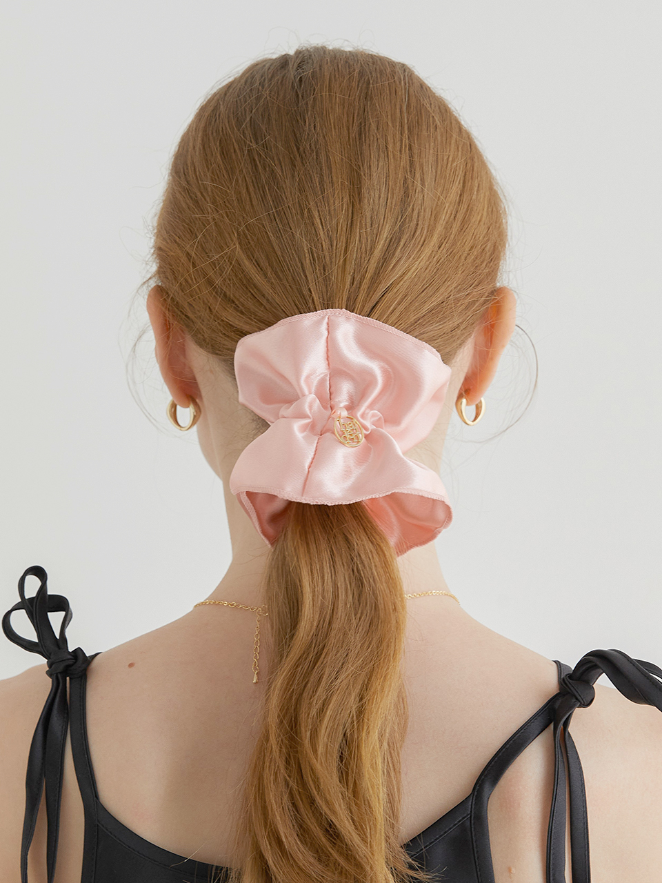 halden Fancy Satin Logo Pendant Scrunchie_Pink