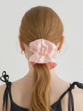 halden Fancy Satin Logo Pendant Scrunchie_Pink