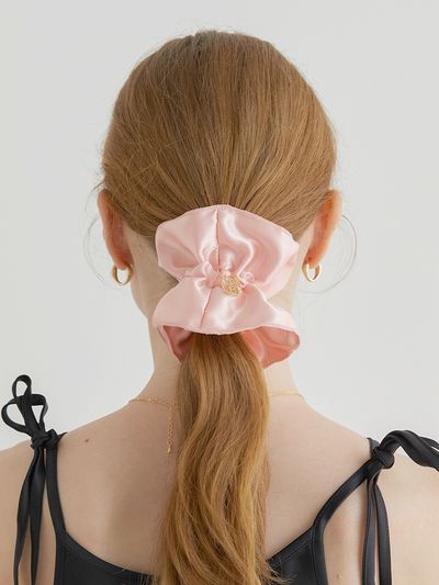 halden Fancy Satin Logo Pendant Scrunchie_Pink